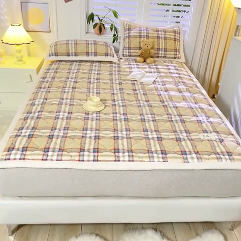 91家纺网 家纺一手货源 找家纺 慕木家纺 2025新款A类牛奶绒纯色印花加厚保暖床垫护垫床褥子 黄蓝格