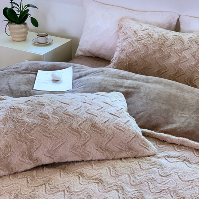 91家纺网 家纺一手货源 找家纺 昔可家纺 2023兔兔绒四件套 咖色波纹