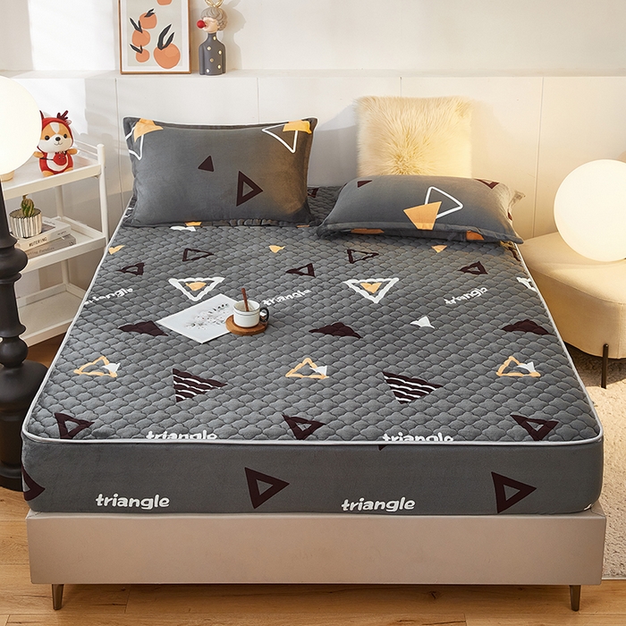 91家纺网 家纺一手货源 找家纺 米柳家纺 2023直播爆款牛奶绒夹棉床笠 奇妙三角