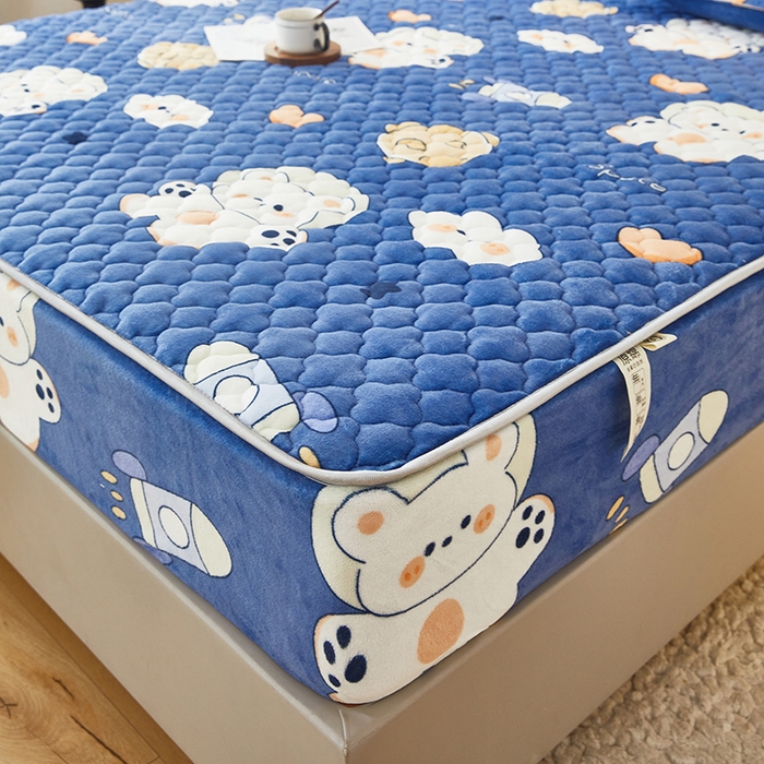 91家纺网 家纺一手货源 找家纺 米柳家纺 2023直播爆款牛奶绒夹棉床笠 太空熊