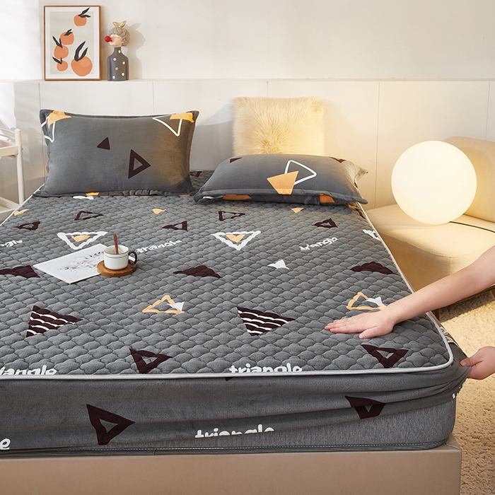 91家纺网 家纺一手货源 找家纺 米柳家纺 2023直播爆款牛奶绒夹棉床笠 奇妙三角