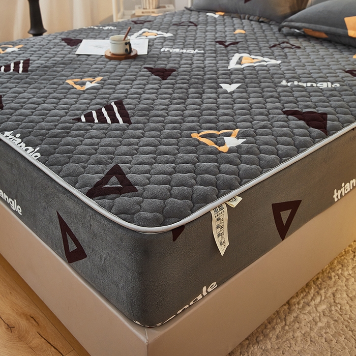 91家纺网 家纺一手货源 找家纺 米柳家纺 2023直播爆款牛奶绒夹棉床笠 奇妙三角