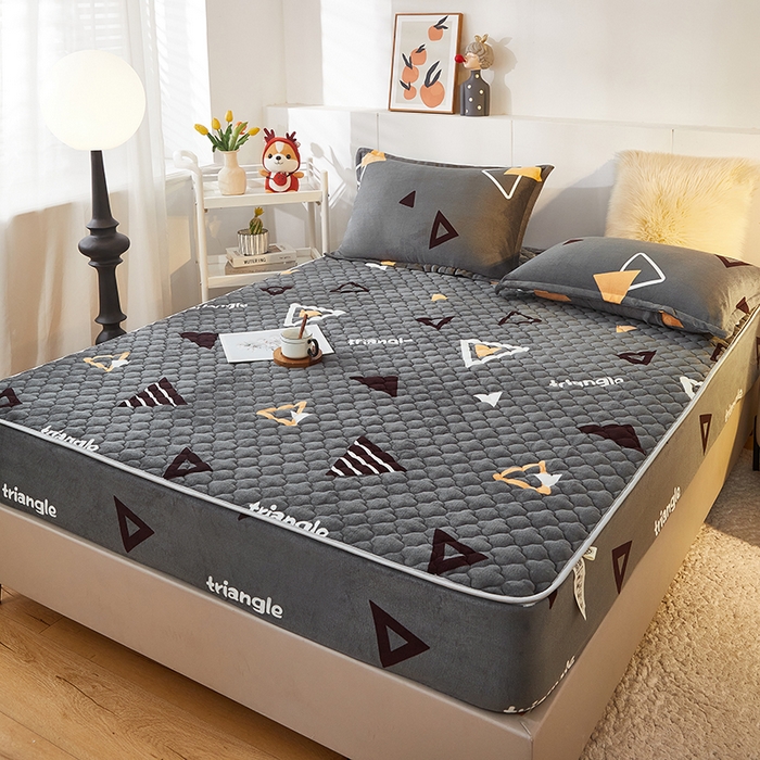 91家纺网 家纺一手货源 找家纺 米柳家纺 2023直播爆款牛奶绒夹棉床笠 奇妙三角