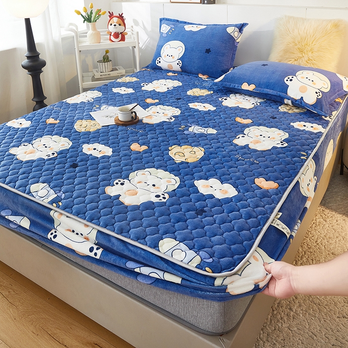 91家纺网 家纺一手货源 找家纺 米柳家纺 2023直播爆款牛奶绒夹棉床笠 太空熊