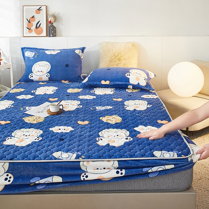 91家纺网 家纺一手货源 找家纺 米柳家纺 2023直播爆款牛奶绒夹棉床笠 太空熊