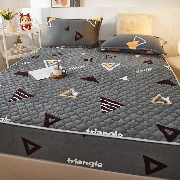 91家纺网 家纺一手货源 找家纺 米柳家纺 2023直播爆款牛奶绒夹棉床笠 奇妙三角