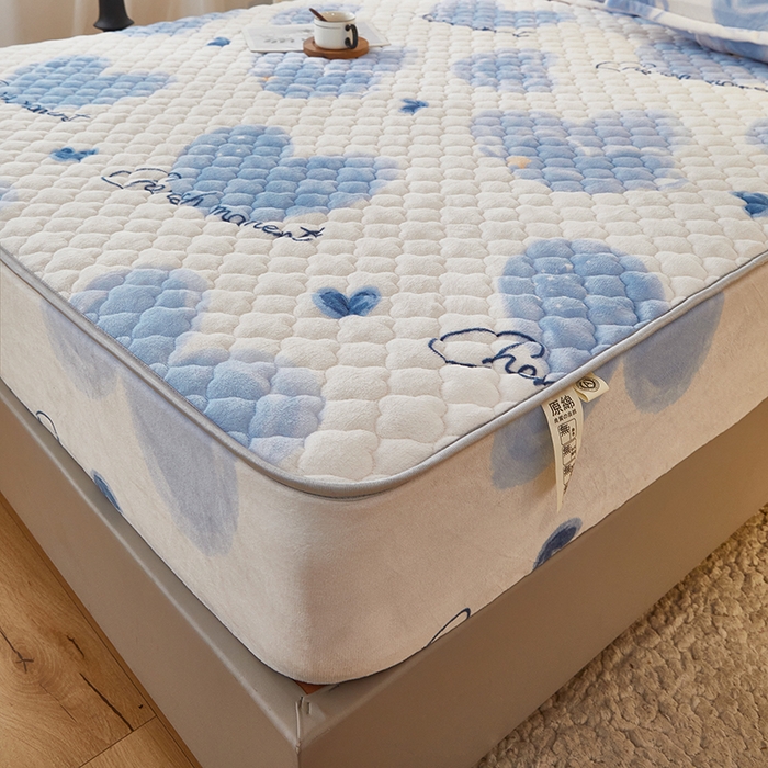 91家纺网 家纺一手货源 找家纺 米柳家纺 2023直播爆款牛奶绒夹棉床笠 怦然心动