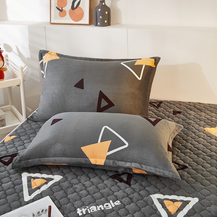 91家纺网 家纺一手货源 找家纺 米柳家纺 2023直播爆款牛奶绒夹棉床笠 奇妙三角