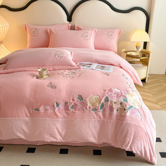 91家纺网 家纺一手货源 找家纺 苏木年华 2023新款240全消光牛奶绒刺绣拼角四件套-奢香夫人系列 奢香夫人-粉