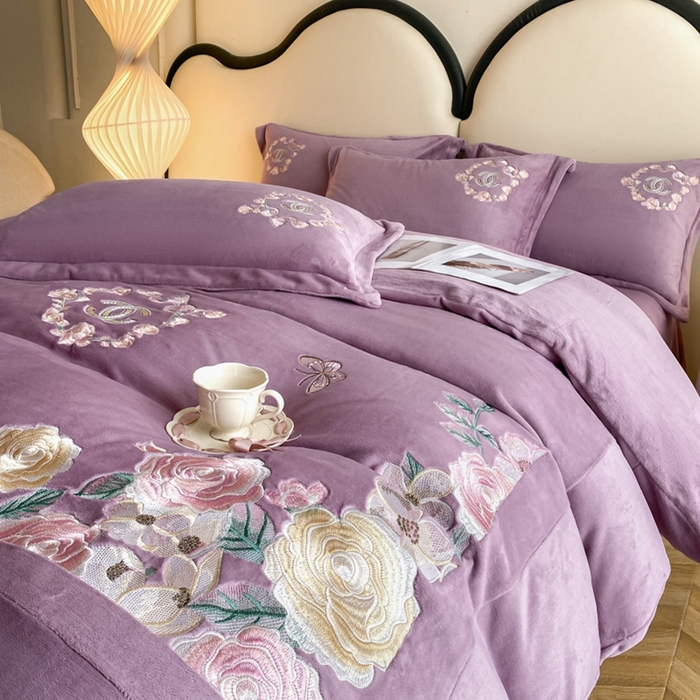 91家纺网 家纺一手货源 找家纺 苏木年华 2023新款240全消光牛奶绒刺绣拼角四件套-奢香夫人系列 奢香夫人-紫