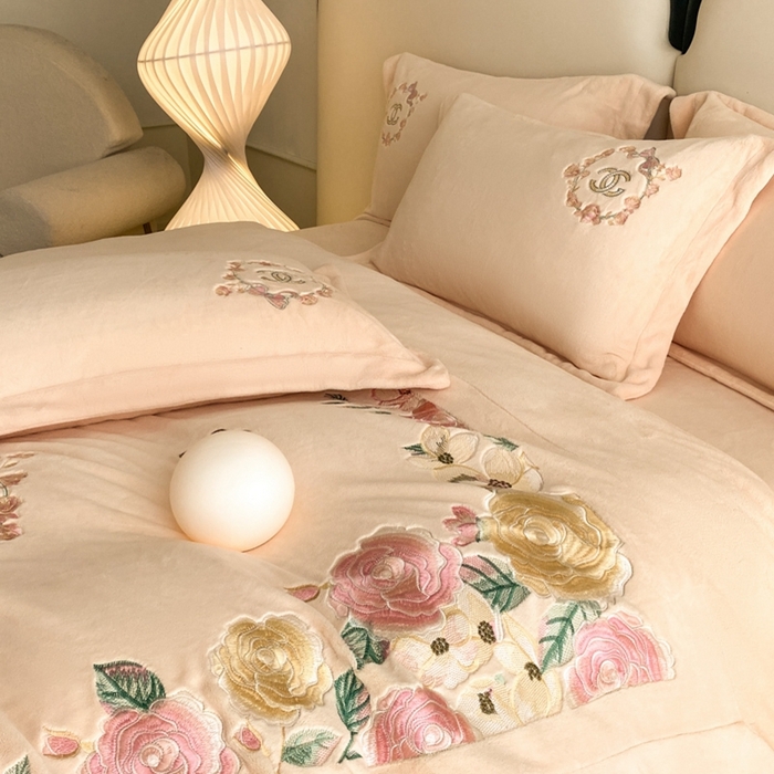91家纺网 家纺一手货源 找家纺 苏木年华 2023新款240全消光牛奶绒刺绣拼角四件套-奢香夫人系列 奢香夫人-杏