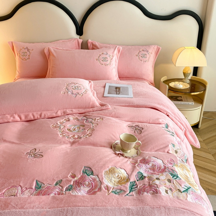 91家纺网 家纺一手货源 找家纺 苏木年华 2023新款240全消光牛奶绒刺绣拼角四件套-奢香夫人系列 奢香夫人-粉