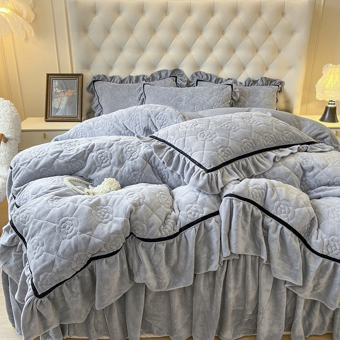 91家纺网 家纺一手货源 找家纺 麒豆豆 新款高克重加厚保暖牛奶绒法式大花边四件套-眷恋 眷恋-高级灰