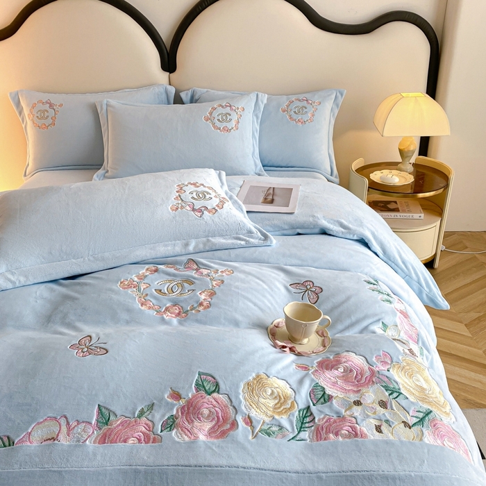 91家纺网 家纺一手货源 找家纺 苏木年华 2023新款240全消光牛奶绒刺绣拼角四件套-奢香夫人系列 奢香夫人-蓝