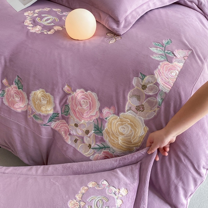 91家纺网 家纺一手货源 找家纺 苏木年华 2023新款240全消光牛奶绒刺绣拼角四件套-奢香夫人系列 奢香夫人-紫