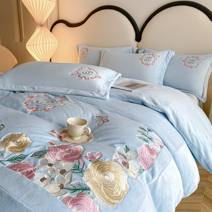 91家纺网 家纺一手货源 找家纺 苏木年华 2023新款240全消光牛奶绒刺绣拼角四件套-奢香夫人系列 奢香夫人-蓝