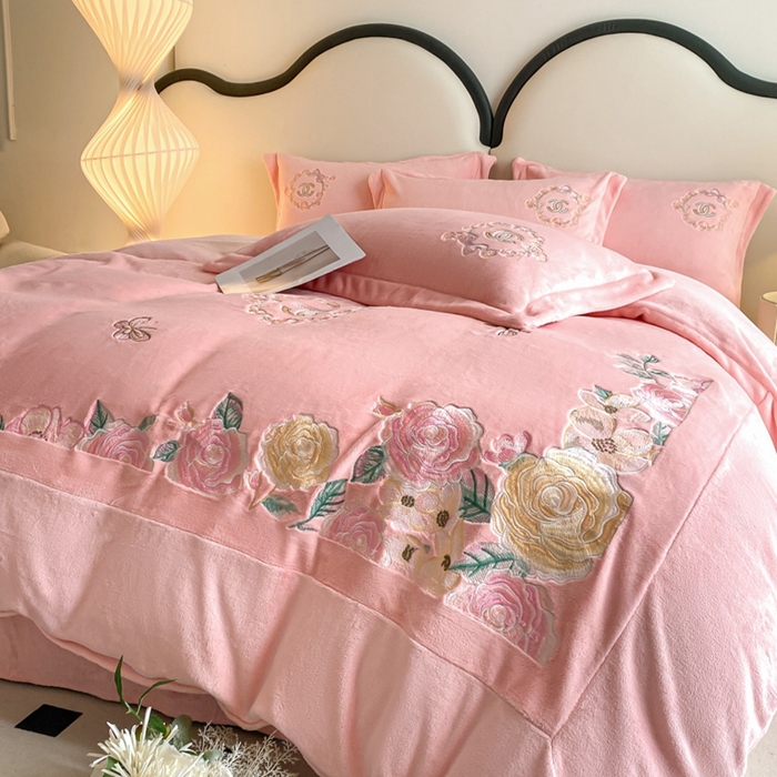 91家纺网 家纺一手货源 找家纺 苏木年华 2023新款240全消光牛奶绒刺绣拼角四件套-奢香夫人系列 奢香夫人-粉