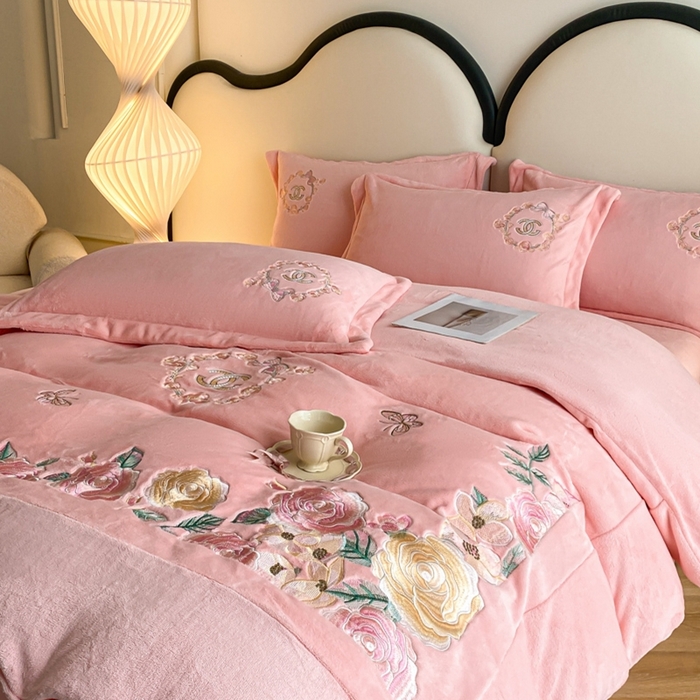 91家纺网 家纺一手货源 找家纺 苏木年华 2023新款240全消光牛奶绒刺绣拼角四件套-奢香夫人系列 奢香夫人-粉