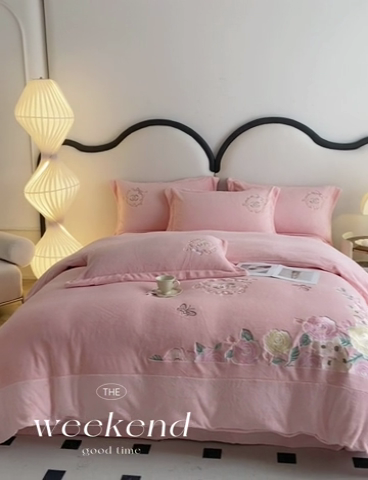 91家纺网 家纺一手货源 找家纺 苏木年华 2023新款240全消光牛奶绒刺绣拼角四件套-奢香夫人系列 奢香夫人-粉