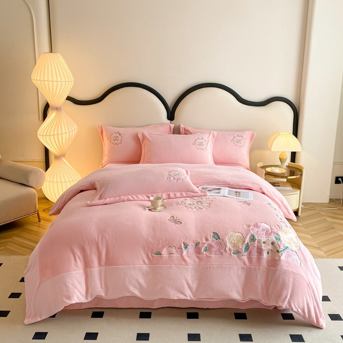 91家纺网 家纺一手货源 找家纺 苏木年华 2023新款240全消光牛奶绒刺绣拼角四件套-奢香夫人系列 奢香夫人-粉