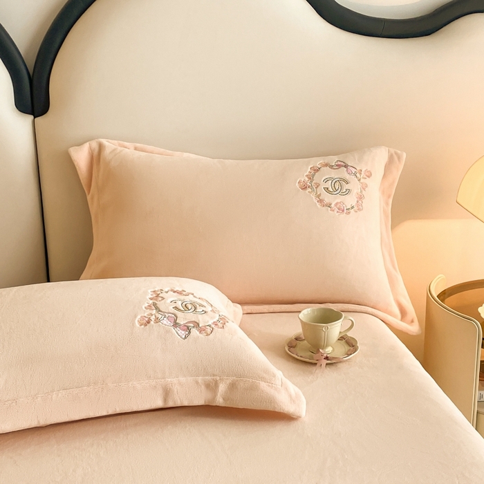 91家纺网 家纺一手货源 找家纺 苏木年华 2023新款240全消光牛奶绒刺绣拼角四件套-奢香夫人系列 奢香夫人-杏