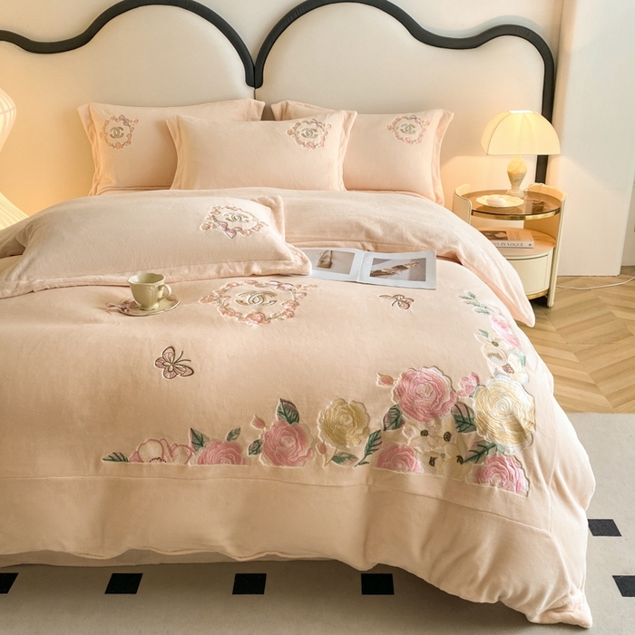 91家纺网 家纺一手货源 找家纺 苏木年华 2023新款240全消光牛奶绒刺绣拼角四件套-奢香夫人系列 奢香夫人-杏