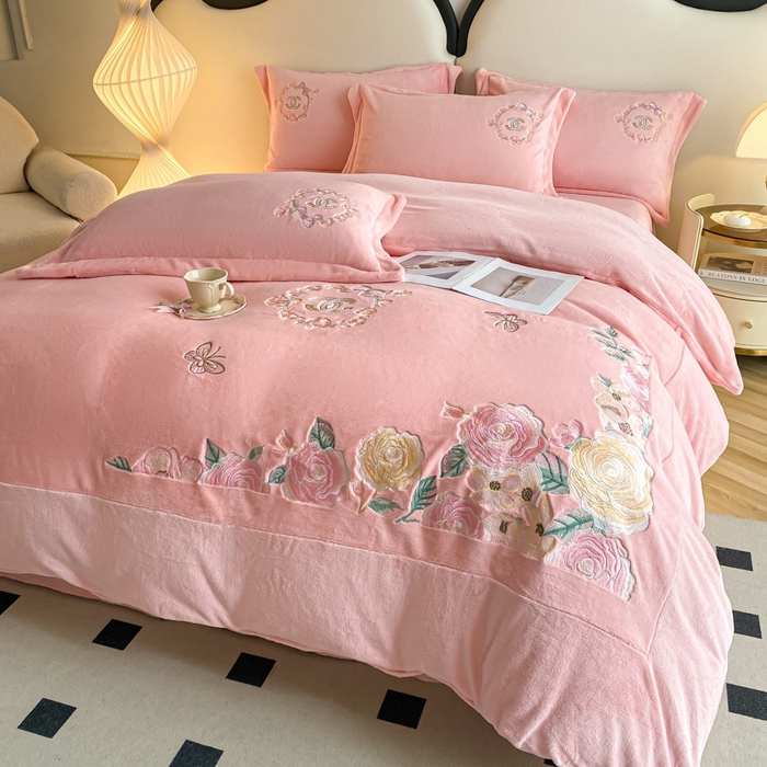 91家纺网 家纺一手货源 找家纺 苏木年华 2023新款240全消光牛奶绒刺绣拼角四件套-奢香夫人系列 奢香夫人-粉