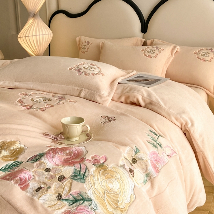 91家纺网 家纺一手货源 找家纺 苏木年华 2023新款240全消光牛奶绒刺绣拼角四件套-奢香夫人系列 奢香夫人-杏