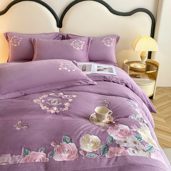 91家纺网 家纺一手货源 找家纺 苏木年华 2023新款240全消光牛奶绒刺绣拼角四件套-奢香夫人系列 奢香夫人-紫
