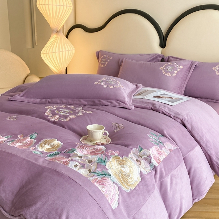 91家纺网 家纺一手货源 找家纺 苏木年华 2023新款240全消光牛奶绒刺绣拼角四件套-奢香夫人系列 奢香夫人-紫