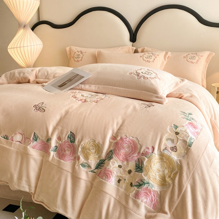 91家纺网 家纺一手货源 找家纺 苏木年华 2023新款240全消光牛奶绒刺绣拼角四件套-奢香夫人系列 奢香夫人-杏