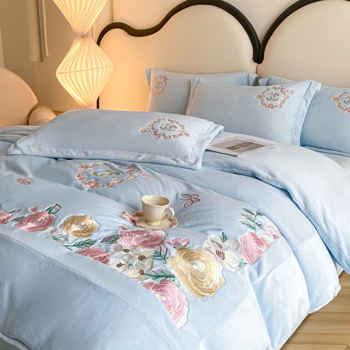 91家纺网 家纺一手货源 找家纺 苏木年华 2023新款240全消光牛奶绒刺绣拼角四件套-奢香夫人系列 奢香夫人-蓝