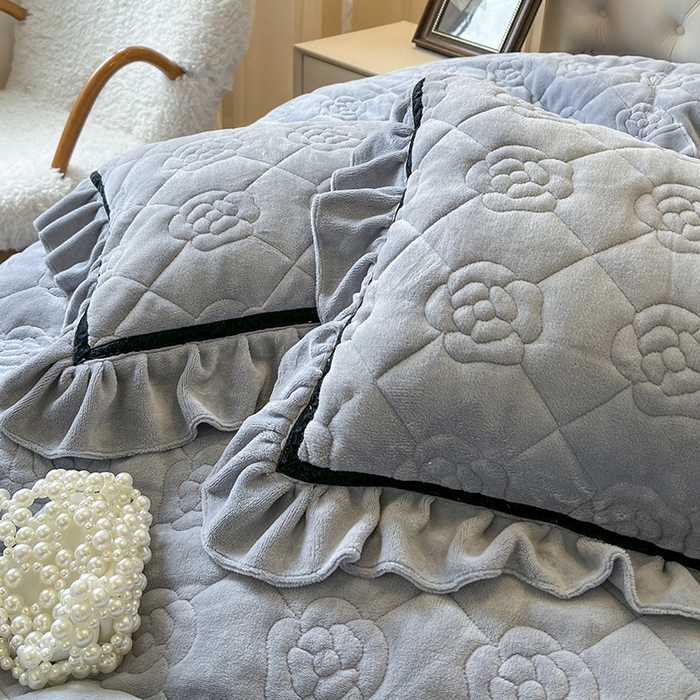 91家纺网 家纺一手货源 找家纺 麒豆豆 新款高克重加厚保暖牛奶绒法式大花边四件套-眷恋 眷恋-高级灰