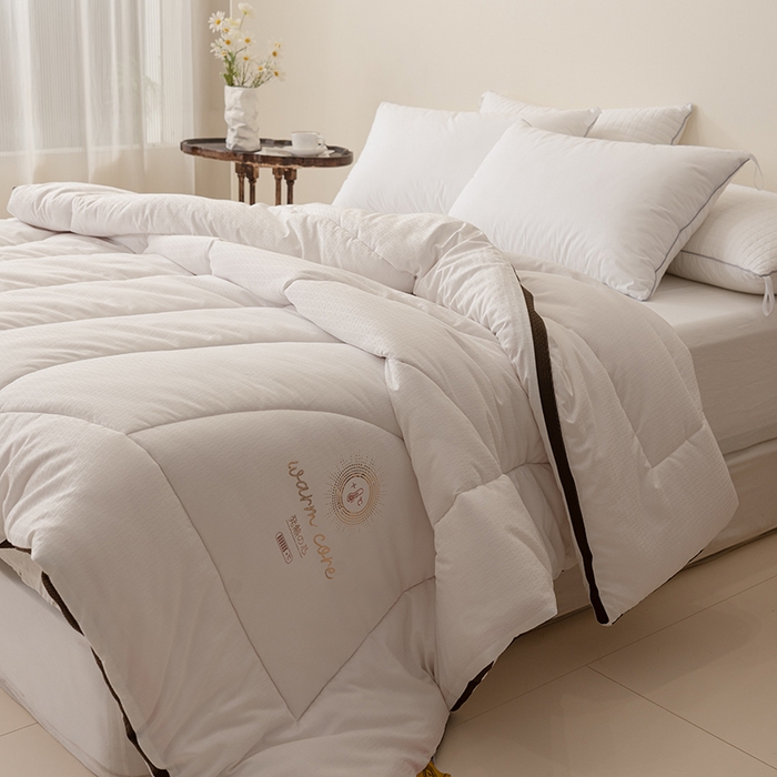 91家纺网 家纺一手货源 找家纺 伊被源 2023年新款A类提花c90自热碳纤维纳米被 白色