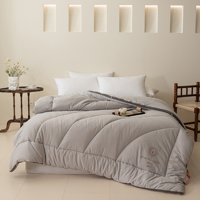 91家纺网 家纺一手货源 找家纺 伊被源 2023年新款A类提花c90自热碳纤维纳米被 灰色