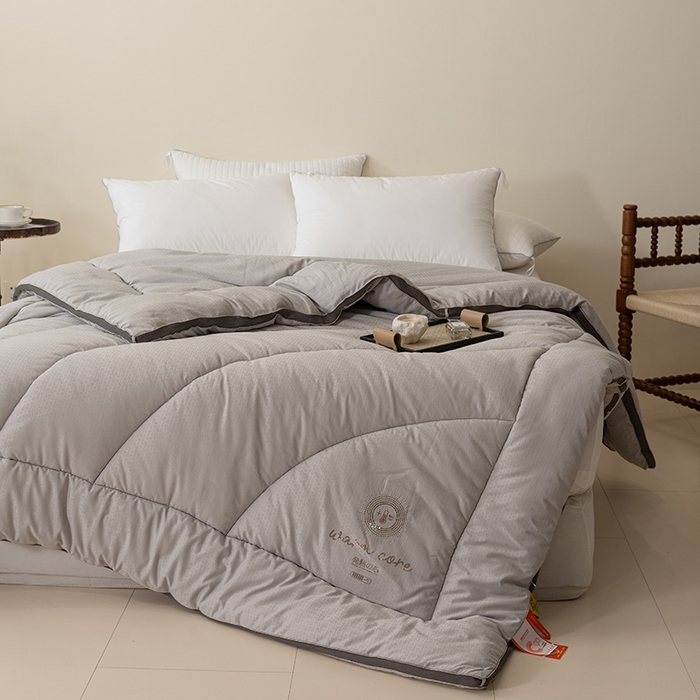 91家纺网 家纺一手货源 找家纺 伊被源 2023年新款A类提花c90自热碳纤维纳米被 灰色