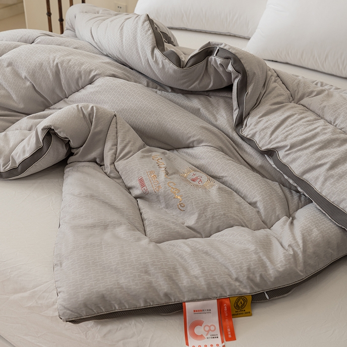 91家纺网 家纺一手货源 找家纺 伊被源 2023年新款A类提花c90自热碳纤维纳米被 灰色