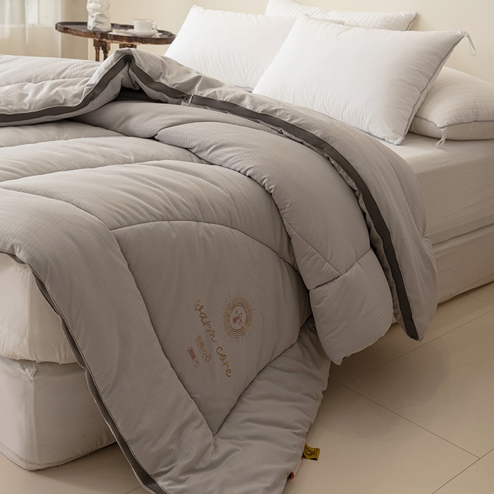 91家纺网 家纺一手货源 找家纺 伊被源 2023年新款A类提花c90自热碳纤维纳米被 灰色