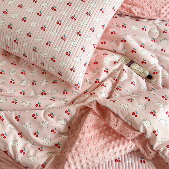 91家纺网 家纺一手货源 找家纺 星期八 2023新款全棉花边豆豆被 樱桃兔