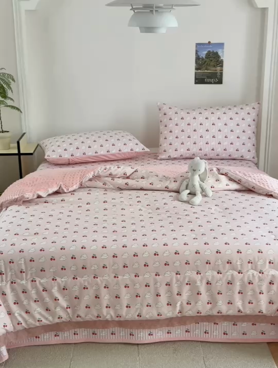 91家纺网 家纺一手货源 找家纺 星期八 2023新款全棉花边豆豆被 樱桃兔