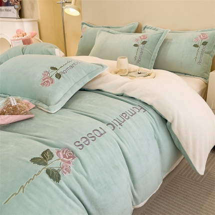 91家纺网 家纺一手货源 找家纺 兄弟坊 2023新款玫瑰刺绣牛奶绒四件套 玫瑰-水绿