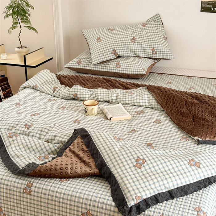 91家纺网 家纺一手货源 找家纺 星期八 2023新款全棉花边豆豆被 格子熊