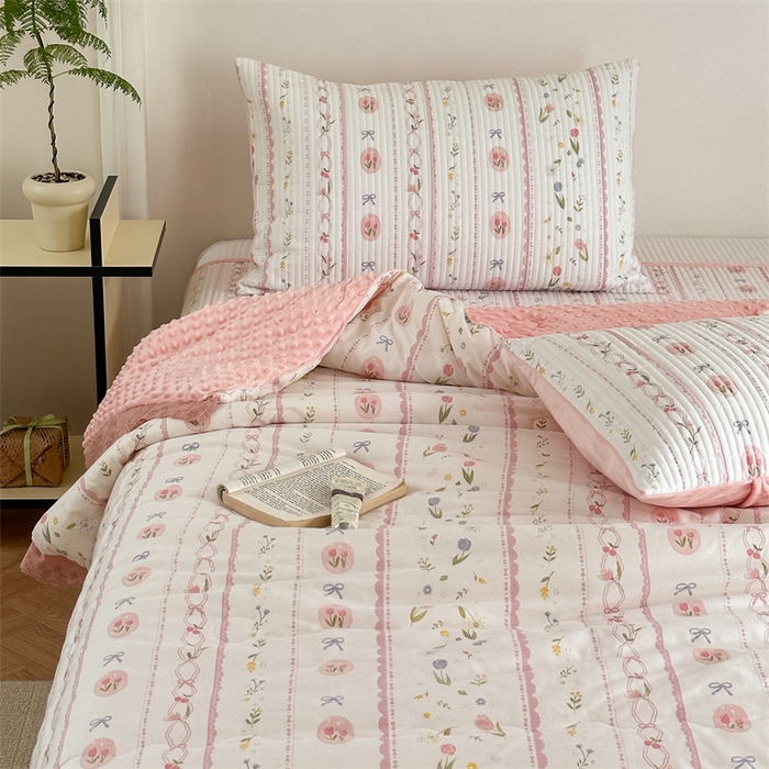 91家纺网 家纺一手货源 找家纺 星期八 2023新款全棉花边豆豆被 仙草