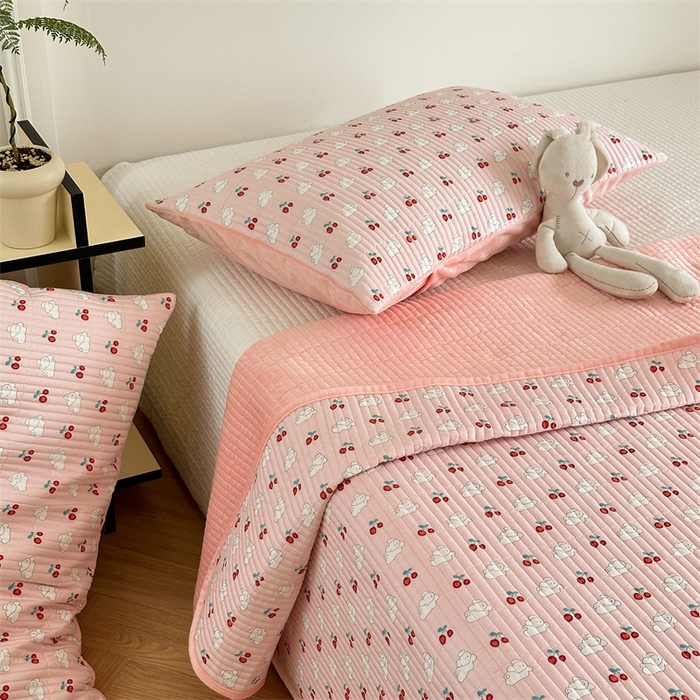 91家纺网 家纺一手货源 找家纺 星期八 2023新款棉加绒床盖三件套 樱桃兔