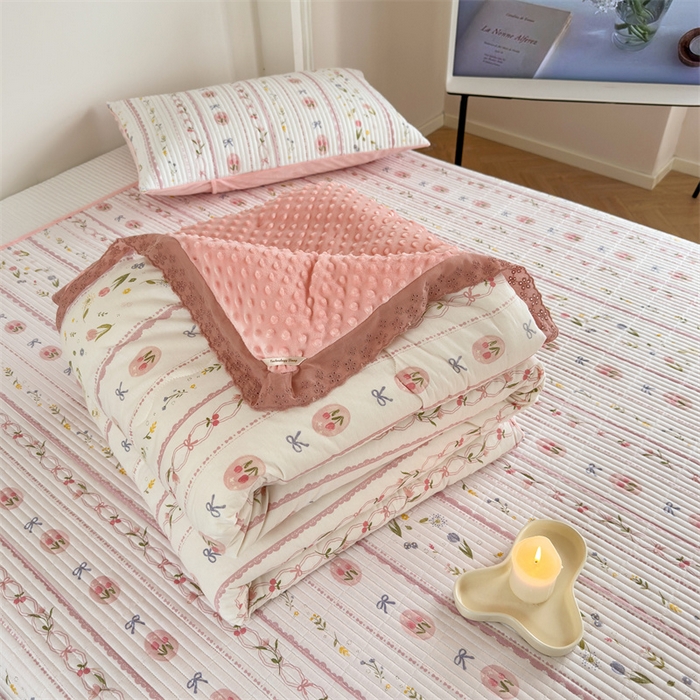 91家纺网 家纺一手货源 找家纺 星期八 2023新款全棉花边豆豆被 仙草