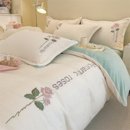 91家纺网 家纺一手货源 找家纺 兄弟坊 2023新款玫瑰刺绣牛奶绒四件套 玫瑰-奶昔白+水绿