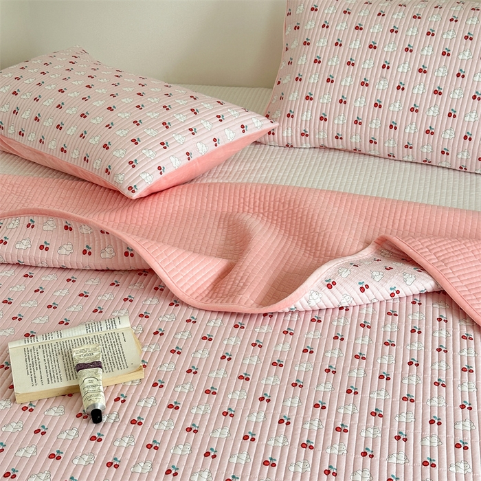 91家纺网 家纺一手货源 找家纺 星期八 2023新款棉加绒床盖三件套 樱桃兔