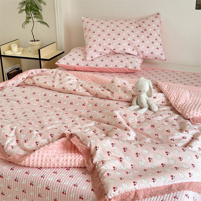 91家纺网 家纺一手货源 找家纺 星期八 2023新款全棉花边豆豆被 樱桃兔