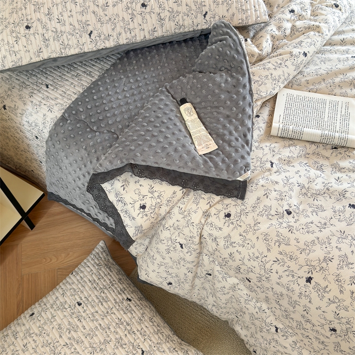 91家纺网 家纺一手货源 找家纺 星期八 2023新款全棉花边豆豆被 莱茵