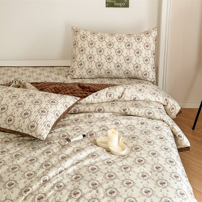 91家纺网 家纺一手货源 找家纺 星期八 2023新款全棉花边豆豆被 丁香